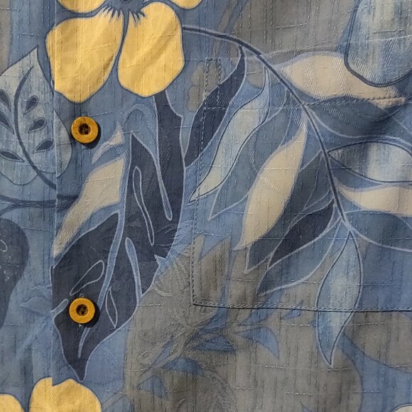 Tommy Bahama 100% Silk Blue/White Floral Hawaiian Button Up Shirt SIZE MEDIUM - Picture 3 of 4